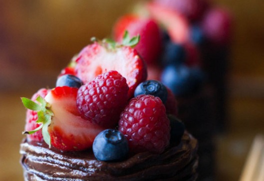 anya-sushko-blog-berry-collection-the-kitchen-maccabe-chocolate-cake